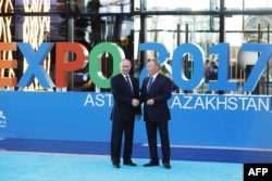 Президент Казахстана Нурсултан Назарбаев встречает на выставке президента России Владимира Путина. Астана, 9 июня 2017 года.