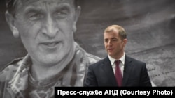 „აფხაზეთის სახალხო მოძრაობის" ლიდერი ადგურ არძინბა აფხაზეთის დე ფაქტო რესპუბლიკის პირველი პრეზიდენტის, ვლადისლავ არძინბას პორტრეტის ფონზე