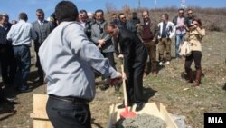 Министерот за животна средина Абдулаќим Адеми на поставувањето на соларни панели, во тетовско Теново.