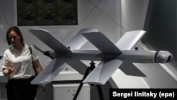 Дрон ZALA Ланцет, изложен на оръжеен панаир близо до Москва през юни 2019 г.