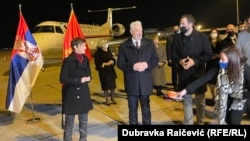 Donaciju je u ime Vlade Srbije uručila premijerka Ana Brnabić koju je na aerodromu dočekao crnogorski premijer Zdravko Krivokapić sa saradnicima.