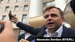 Andrei Năstase, în faţa protestatarilor PDM, la Parlament. 7 iunie 2019