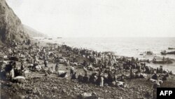 Фотография из архива музея в Армении, в описании к которой говорится, что на фото - бежавшие от преследования армяне, ожидающие эвакуации, возможно, в Египет.