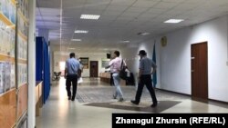 Учаскелік сайлау комиссиясының талабы бойынша полиция қызметкерлері бақылаушы Еркебұлан Қаниевті сайлау учаскесінен шығарып жіберді. Ақтөбе, 9 маусым 2019 жыл.