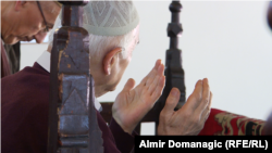 'Ta podijeljenost i pripadanje raznim strujama, najviše je štetilo samim muslimanima, jer su stradali i od jednih i od drugih i od trećih.' (Fotografija iz jedne od sarajevskih džamija)