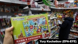 Klijent drži igru Naši momci u Salisburiju u trgovini u Moskvi.