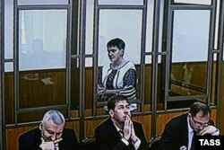 Надія Савченко в залі суду (фото з відеотрансляції)