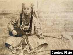 Девушка играет на дутаре. Фото Дудина,1885-1892