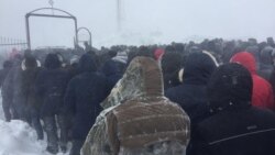 Мужчины, направляющиеся на кладбище в поселке Талапкер на похороны Дулата Агадила.