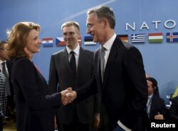 Crnogorski ministri odbrane i vanjskih poslova Milica Pejanović Đurišić i Igor Lukšić sa generalnim sekretarom NATO Jensom Stoltenbergom u Briselu, 2. decembar 2015.