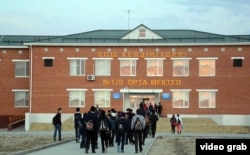 Дети идут в школу, построенную на окраине поселка Айтеке би в Кызылординской области. 18 октября 2014 года.