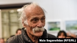 კახი კავსაძე რეზო ესაძის გამოფენაზე.