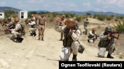 Diplomci Makedonske vojne akademije obučavaju se za završni ispit za komandira pješadijskog voda pod nadzorom britanskog vojnog savjetodavnog tima za obuku, kako bi se osigurala usklađenost s NATO propisima, u vojnoj bazi Krivolak, Makedonija, 2018. godine