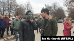 Demonstrant sa gas maskom, Bor, 15. novembar 2019. godine