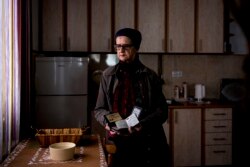 Hajra Ćatić drži u rukama dokumente koji su jedina uspomena na muža i sina koji su ubijeni tokom genocida u Srebrenici.