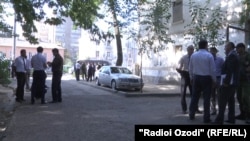 Милиционеры на месте столкновения вооруженных мужчин и сил безопасности рядом с аэропортом Душанбе. 4 сентября 2015 года.