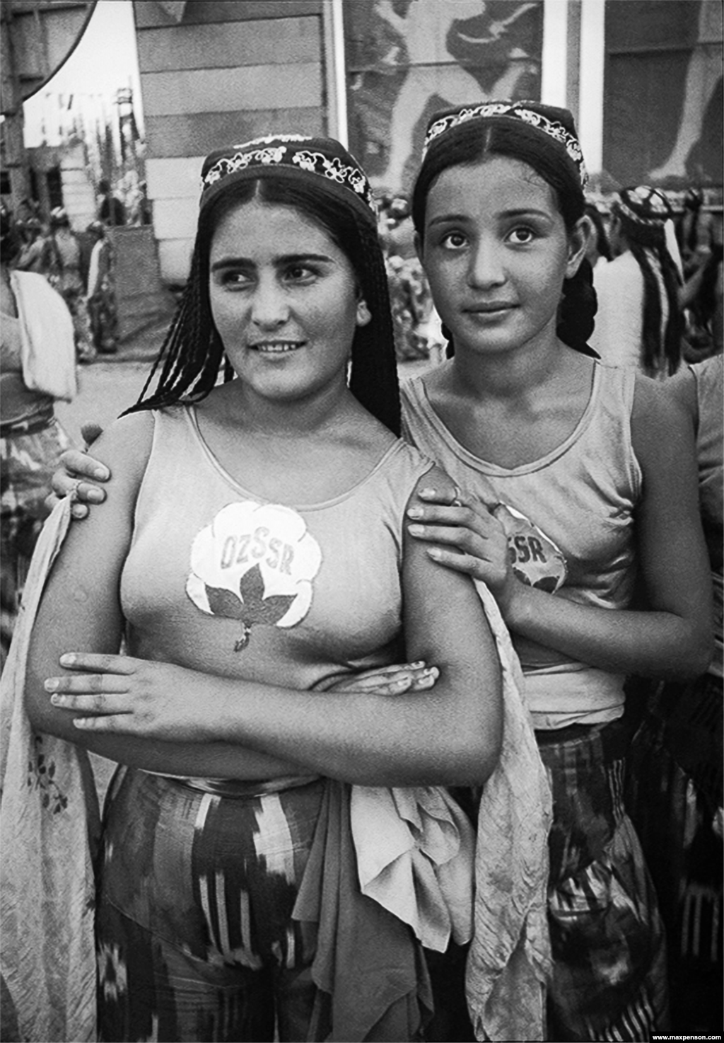 Узбекистанки за време на спортски настан.Макс Пенсон работел за советските медиуми „Правда Востока“ (Вистината на Истокот) и ТАСС, државната новинска агенција.