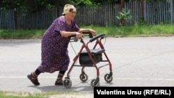 „Pentru ce să votezi pentru dânșii, că ei nu dovedesc de-și cumpără câte 10-11 case, cinci-șase mașini, dar la al meu copil nu-i dau un leu?”