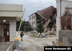 Sérült épületek Sztepanakertben.