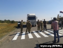 Активисты блокируют движение украинских фур в направлении аннексированного Крыма на админгранице между полуостровом и Херсонской областью, сентябрь 2015 года