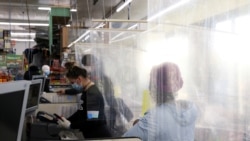 САД - плексиглас на касите во продавниците како заштита од коронавирусот