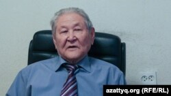 Политик и экономист Серикболсын Абдильдин, бывший председатель Верховного Совета Казахстана, в своем офисе. Алматы, 19 октября 2016 года.