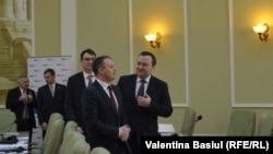 Discuţii continuând şi în pauza conferinţei