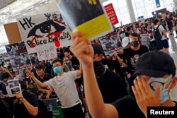 Demonstranti na aerodromu u Hong Kongu sa parolama protiv policijske brutalnosti