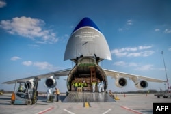 ჩინეთიდან ჩამოსული უკრაინული Ан-124 სატვირთო თვითმფრინავი, რომელმაც ბუდაპეშტში ჩაიტანა დამცავი სამედიცინო აღჭურვილობა. ბუდაპეშტი. 2020 წლის 4 აპრილი