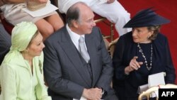 Aga Khan sa suprugom pokojnog francuskog predsjednika Jacquesa Chiraca Bernadette Chirac (desno) i bivšom iranskom kraljicom Farah Pahlavi (lijevo) u Monaku 2012.