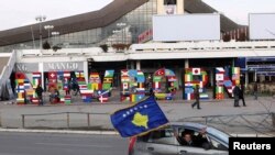 Stoga je Kosovo, uz Istočni Timor, jedan od primera "kompenzacio­nog", odnosno "korektivnog otcepljenja" (Foto: spomenik nezavisnosti u Prištini)