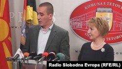 Фаредин Зенуни, началникот на полицијата во Тетово и Теута Арифи, градоначалничката на Тетово на прес конференција.