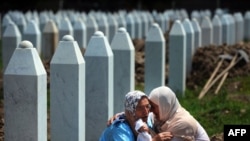 Prizor sa kolektivne dženaze i ukopa, Srebrenica, 11. juli 2014.