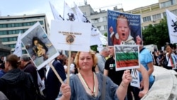 Лозунг и срещу задължителното ваксиниране на деца