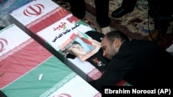 Otac se oprašta od svog četvorogodišnjeg sina koji je stradao u napadu