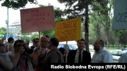 Новинарите протестираа пред Основниот суд во Скопје.