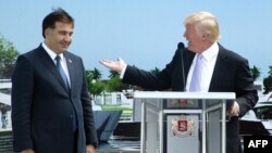 მიხეილ სააკაშვილი: „გავიხსენოთ, დონალდ ტრამპი რას ამბობდა ჩემი პრეზიდენტობის ბოლოს“. ფოტოზე: სააკაშვილი (მარცხნივ) და ტრამპი ბათუმში 2012 წელს