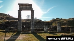 Античные колонны на руинах Пантикапея. Керчь, Крым, 2019 год