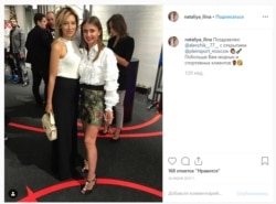 ალიონა ბენდერსკაია (მარცხნივ) Plane Sport-ის ბუტიკის გახსნაზე.