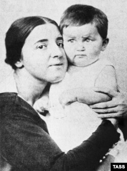 Супруга Иосифа Сталина, Надежда Аллилуева с сыном Василием, 1922 год