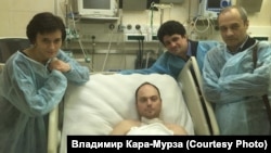 Владимир Кара-Мурза младши в московската болница след отравянето му през 2015 г. С него са жена му Евгения, адвокатът му Вадим Прохоров и дисидентът от времето на СССР Александър Подрабинек (крайният вдясно).