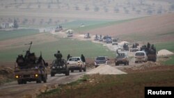 Anëtarë të Al-Nusrës në fshatin jugor të Idlibit, Siri, më 2 dhjetor 2014.