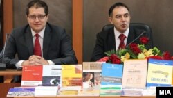 Министерот за образование Панче Кралев и ректорот на универзитетот Св. Кирил и Методиј, Велимир Стојковски.