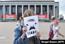 „PLEACĂ!” scrie sub caricatura lui Lukashenka