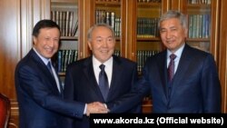 Тасмагамбетов долгие годы занимал высокие должности на госслужбе. На этом фото, снятом в 2014 году, Тасмагамбетов, министр обороны, пожимает руку акиму Астаны Адильбеку Джаксыбекову. В центре — президент Нурсултан Назарбаев