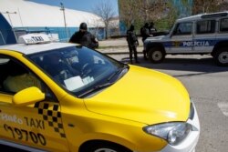 Taksista Bjelić kaće da će iz predostrožnosti ipak sačekati neko vrijeme prije nego sjedne za volan (fotografija: policijska kontrola taksija na ulicama Podgorice, mart 2020)