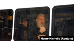 Julian Assange u policijskom kombiju na putu ka sudnici