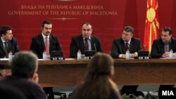 Вицепремиерот Владимир Пешевски, министерот за економија Ваљон Сарачини и директорот на ЕЛЕМ Влатко Чинговски