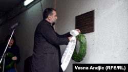 Vukašin Obradović polaže venac na mesto gde je ubijen Ćuruvija