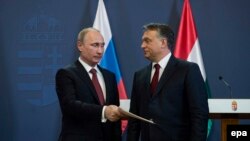 Премьер-министр Венгрии Виктор Орбан (справа) с президентом России Владимиром Путиным после завершения их совместной пресс-конференции в здании парламента в Будапеште, 17 февраля 2015 года